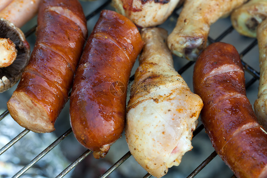 在烤架上用美味的烤肉烧烤牛肉饥饿火焰食谱美食腰肉家禽香肠小鸡猪肉图片