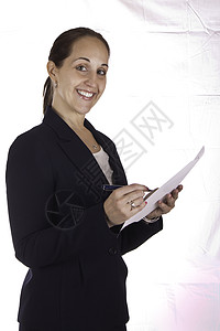 持有证件的女商务人士的肖像微笑商务文档女性生意人人士女士报告背景图片