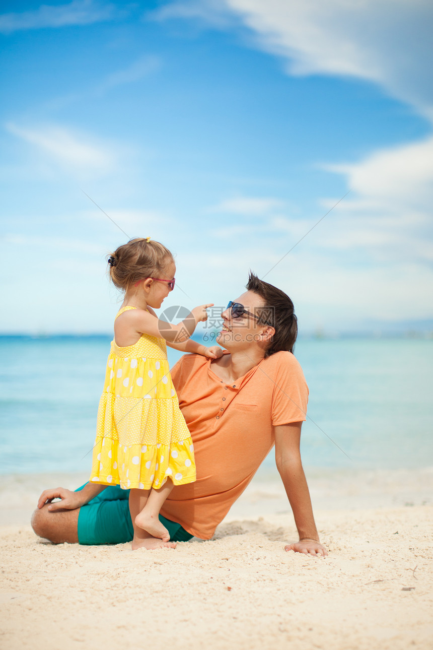 快乐的父亲和他可爱的小女儿 在海滩上假期男性热带男人成人微笑孩子家庭海洋白色图片