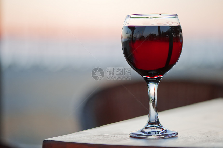 日落时一杯红酒图片