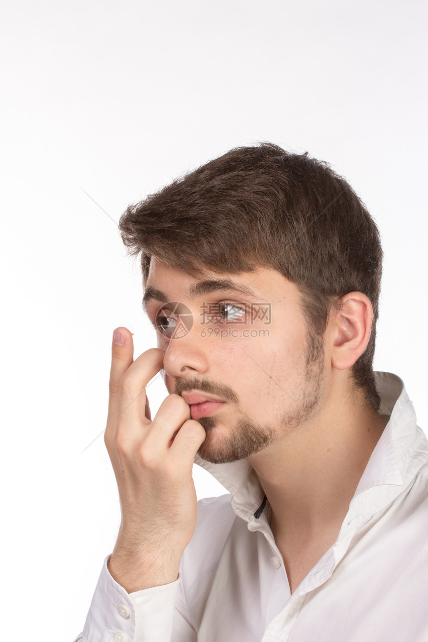 在插入纠正性c时 对男子棕色眼睛的近视手指眼科眼镜处方化妆品角膜镜头宏观解决方案清洁图片