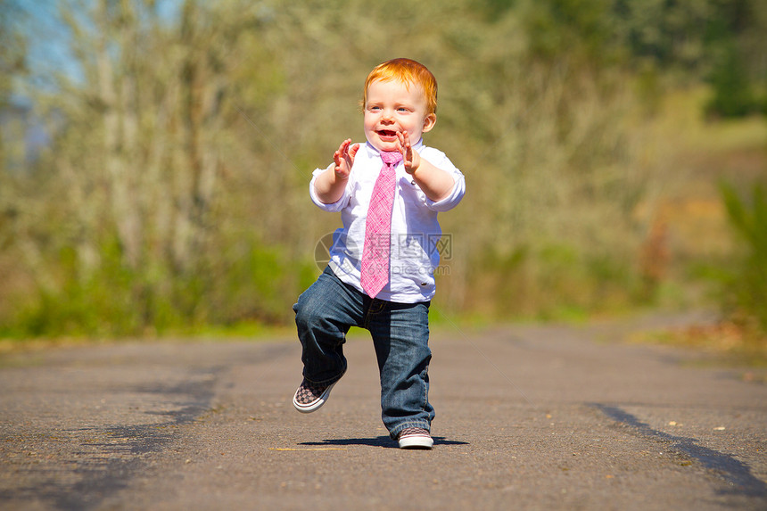 婴儿第一步骤头发白色领带自然光孩子们孩子跑步脚步儿童红色图片