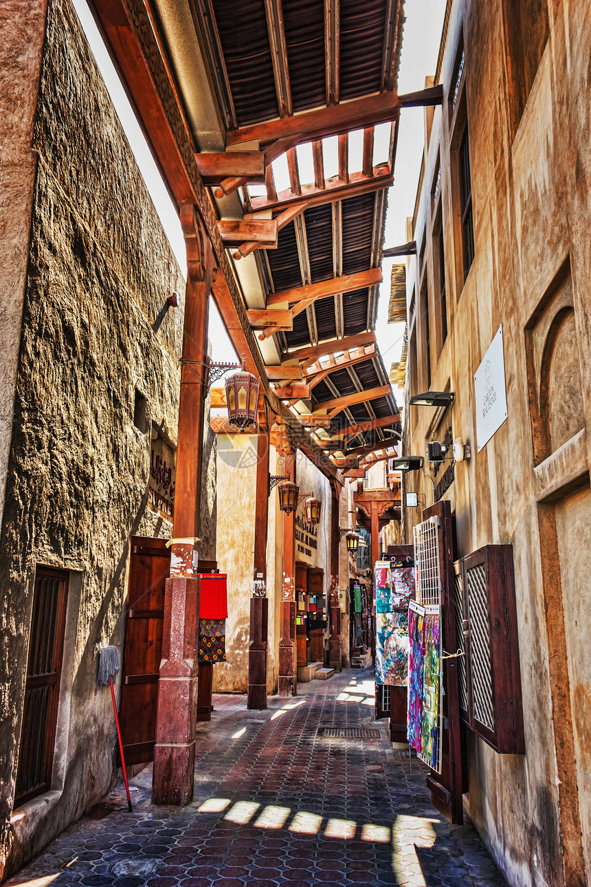 迪拜旧街的阿拉伯街道楼梯历史性古董窗户旅行历史建筑学胡同旅游建筑图片