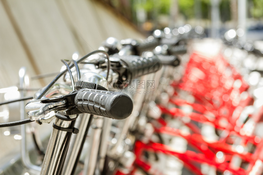在西班牙巴塞罗那街上停泊的自行车街道旅行民众城市健康旅游车轮运动生态踏板图片