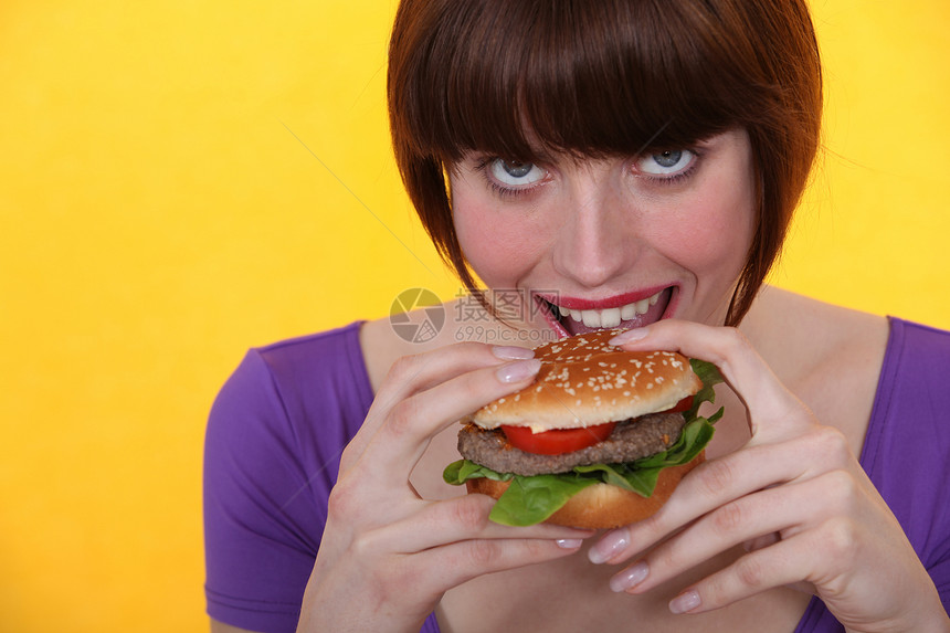 女人吃汉堡包黄色食谱住宅圆形面包芝麻食物风俗饥饿味觉图片