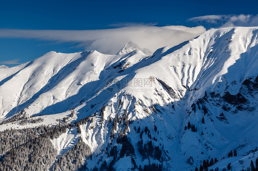 法国法国阿尔卑斯山Megeve附近的山峰和滑雪坡爬坡运动顶峰阴霾晴天假期粉末松树天空寒意图片