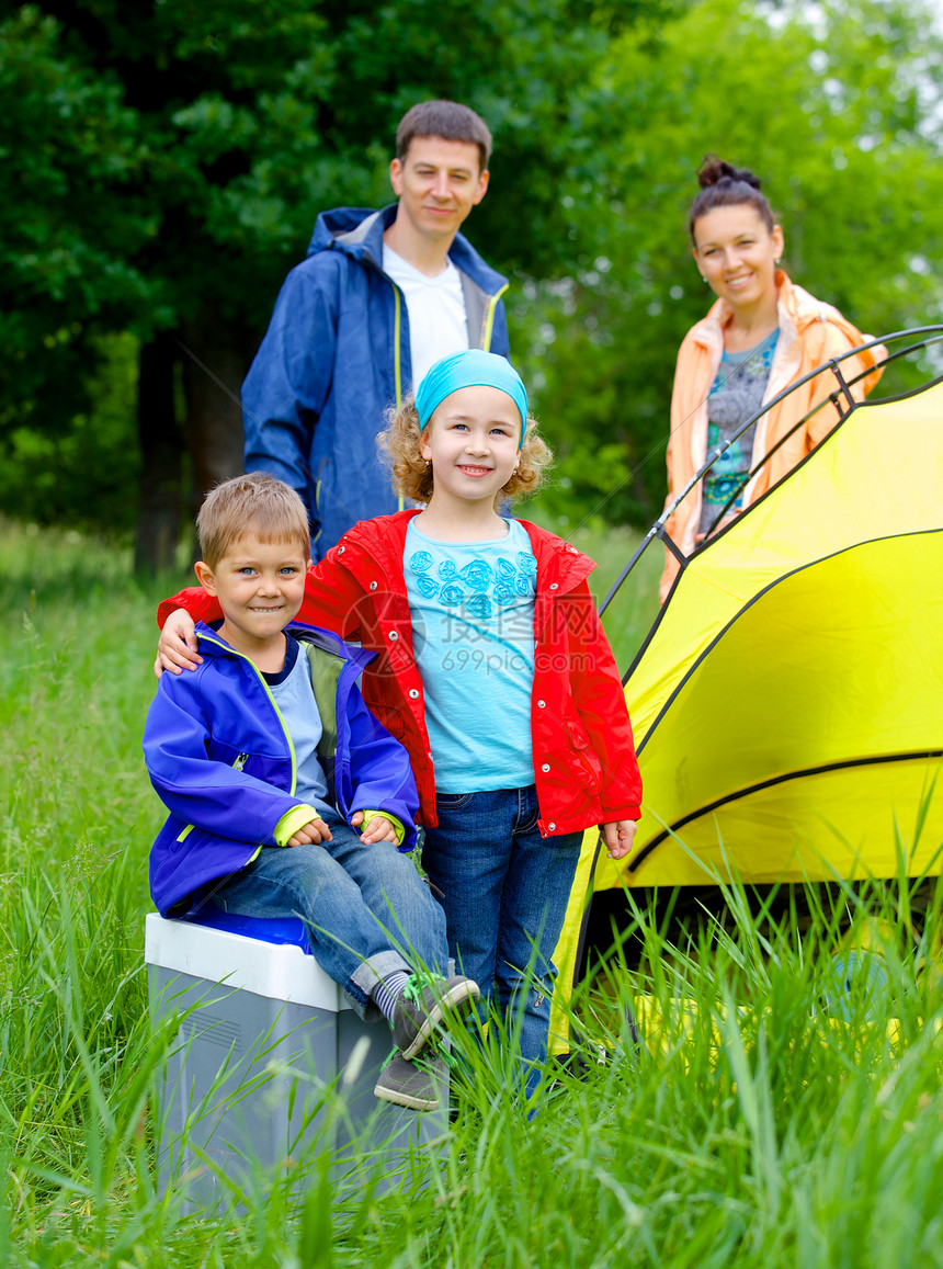暑期儿童在帐篷中露营假期娱乐环境活动橙子兄弟营地父亲女孩家庭图片