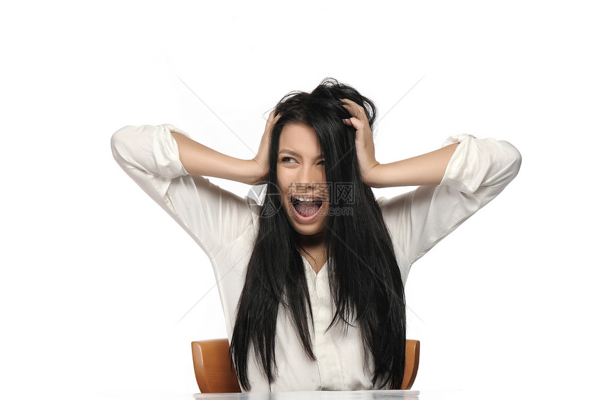 一个沮丧和愤怒的女人大喊大叫 拉扯她的头发屏幕悲伤黑发白色女士工作室女孩挫折嗓音女性图片