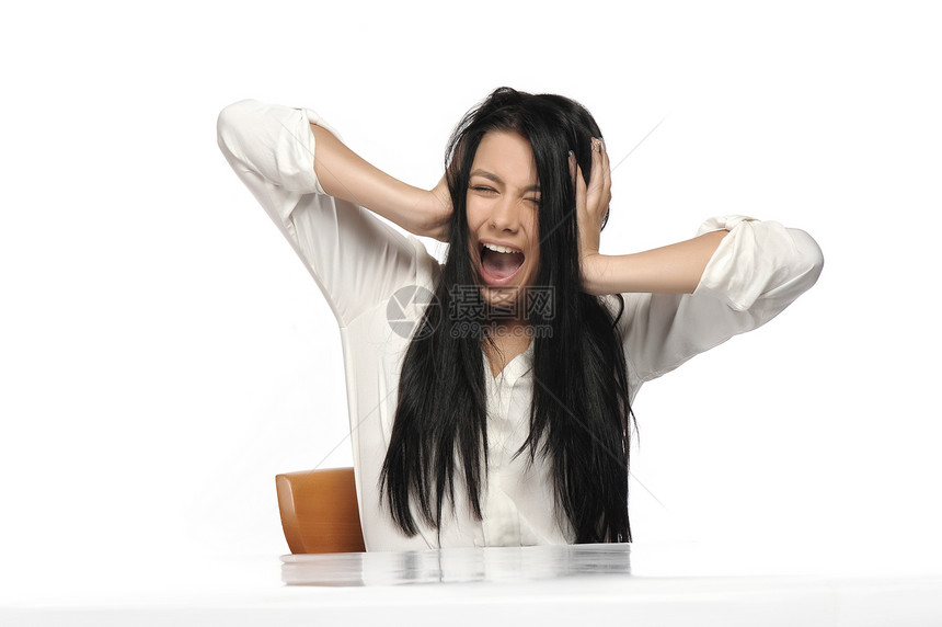 一个沮丧和愤怒的女人大喊大叫 拉扯她的头发工作室女士情绪化情感黑发女孩嗓音屏幕悲伤压力图片