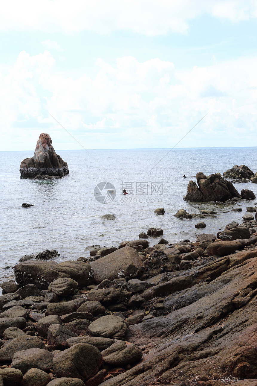 美丽的海景景观 泰国高山萨梅特岛地平线环境天蓝色场景热带海浪巨石海滩蓝色岩石图片