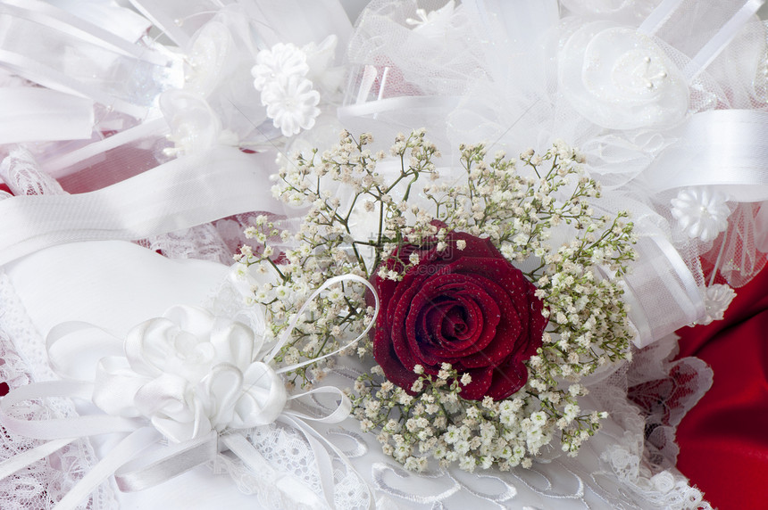 用于结婚戒指的枕头金子家庭白色已婚玫瑰婚姻传统圆形幸福新娘图片