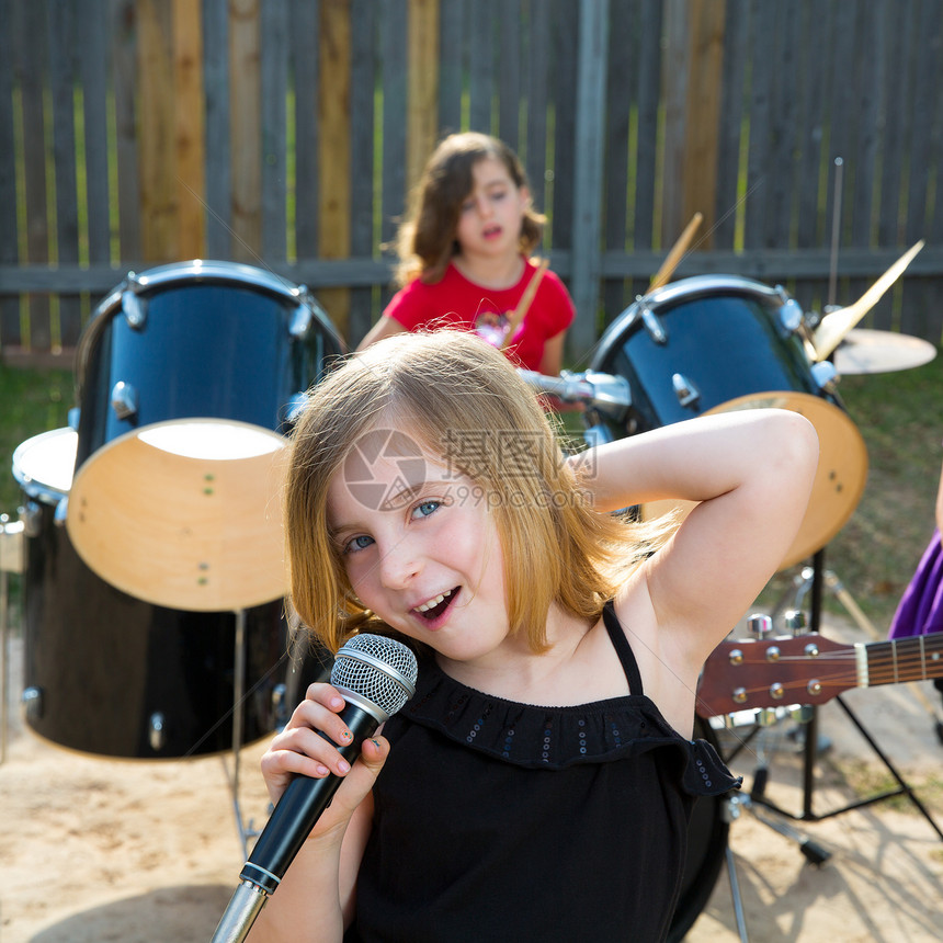 歌唱女歌手在后院现场演奏乐团仪器幸福朋友们乐队鼓手音乐会晴天蓝色女性岩石图片