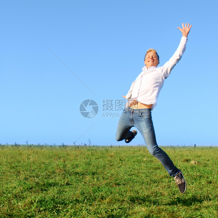 男子在夏季田间跳跃男生生活蓝色学生微笑速度幸福金发天空男性图片