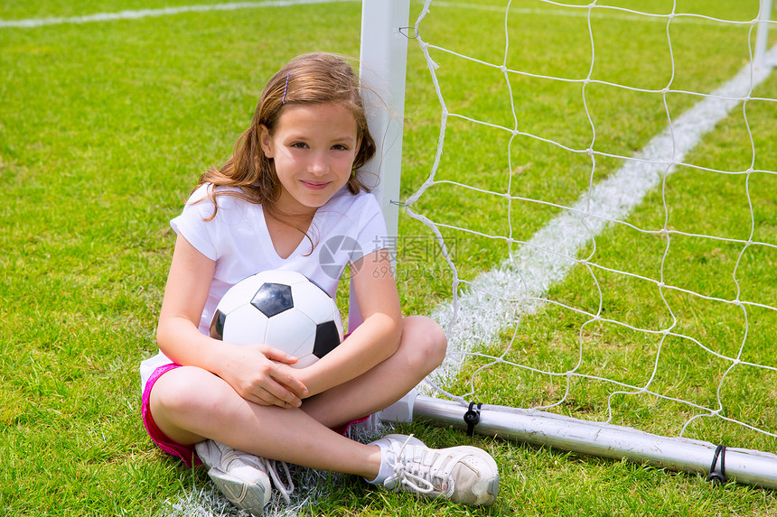 足球小女孩在带球的草地上放松图片