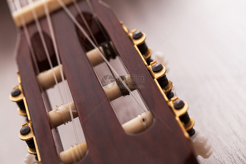 吉他指头板的闭合图像音乐会木头宏观手指娱乐爵士乐艺术家音乐家音乐指板图片