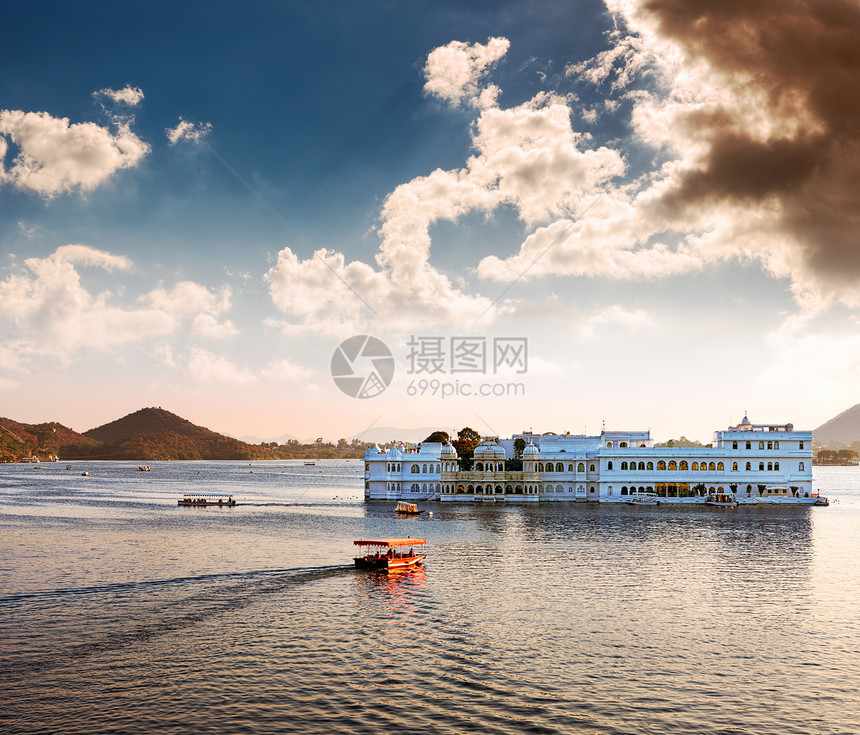 印度乌代普尔Pichola湖和Taj湖宫场景国家奢华蓝色历史地标旅游反射建筑旅行图片