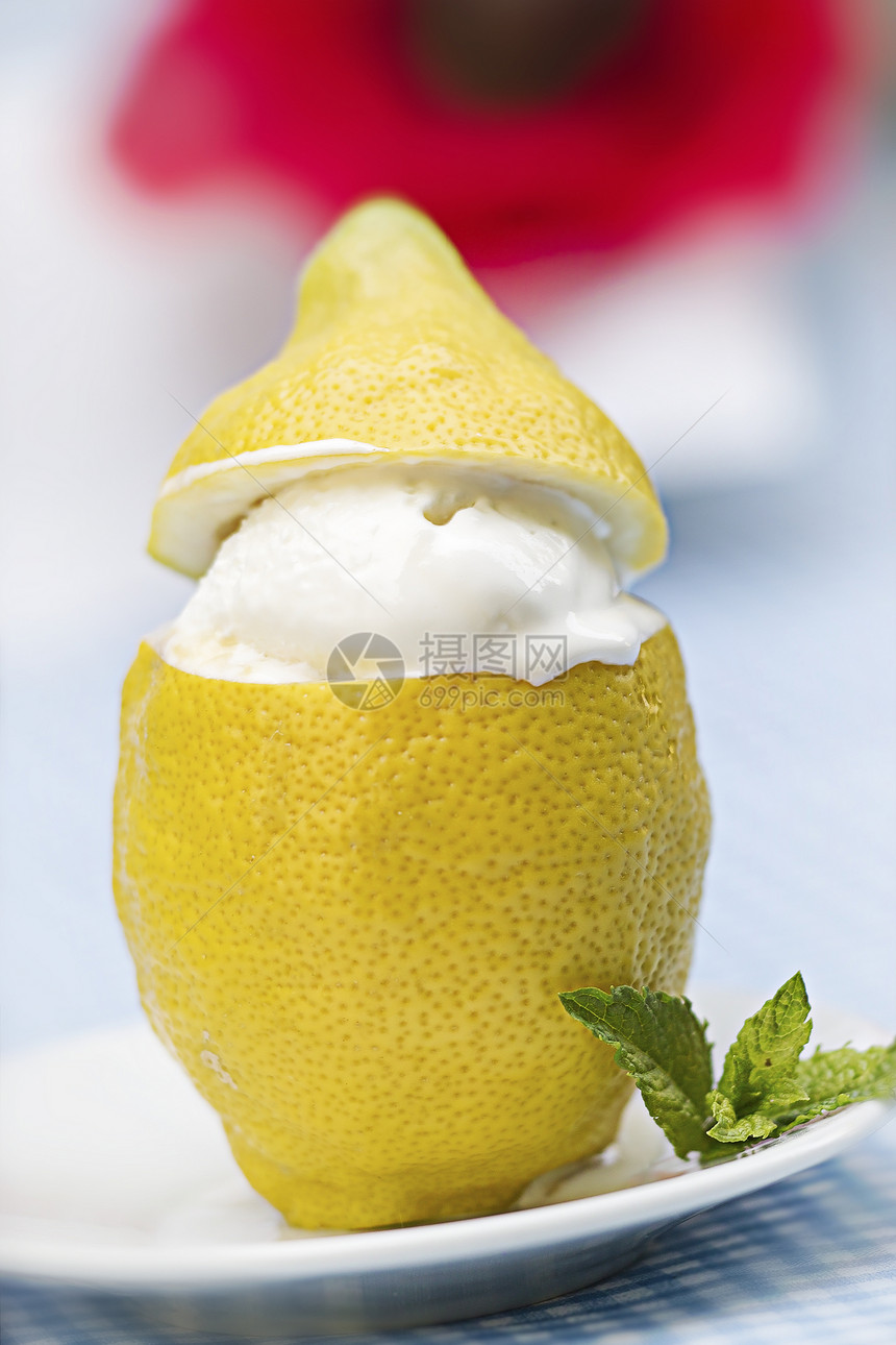 柠檬糖薄荷冻结茶点甜点水果盘子黄色背景图片