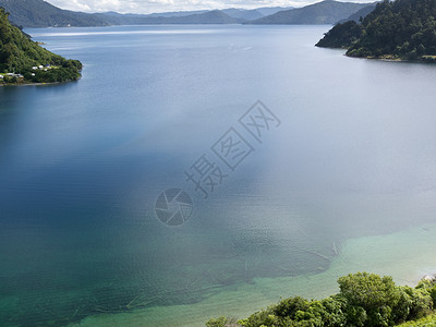 新西兰北岛的怀卡雷莫阿纳湖高清图片