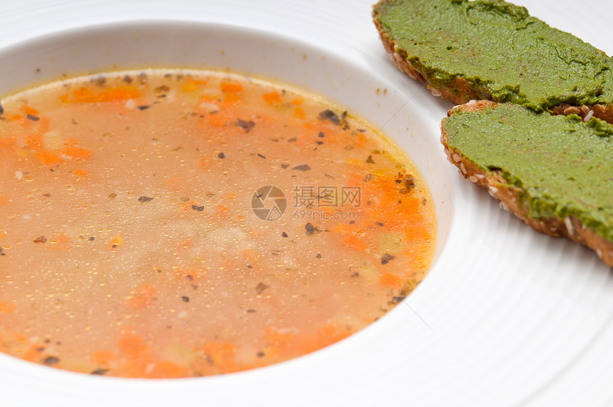 意大利矿泉汤 配有害虫氯硝西尼午餐盘子芹菜香菜小吃肉汤食物面包土豆萝卜图片