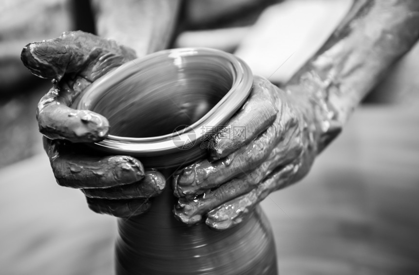一个人的手 一个男人的手制造陶器 在方向盘上图片