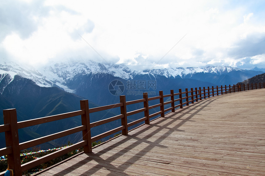 具有背景山地的木地板建筑木头场景天气木板风格游客木材蓝色装饰图片