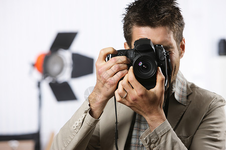 摄影师灯光设备专业影棚器材摄影年轻人水平专注男人背景图片