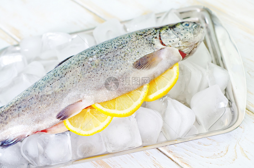 生鳟鱼海鲜柠檬鱼片盘子饮食美食冰箱市场产品渔业图片