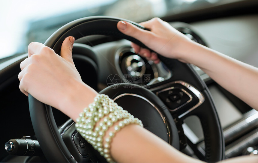 女人的手握在新车轮上速度镜子旅行专注车辆驾驶女孩运输车速女性图片
