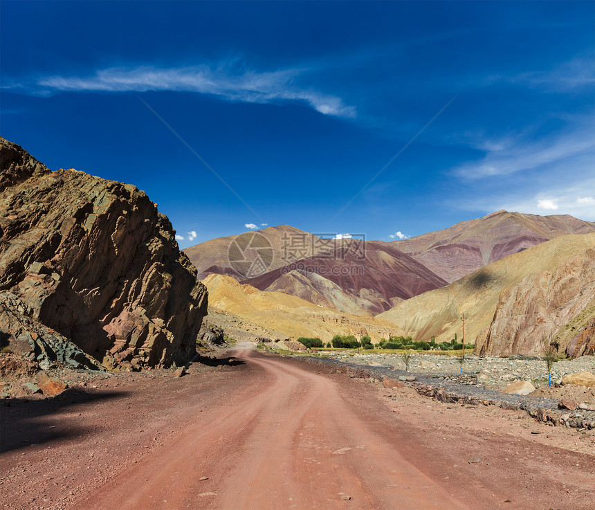 喜马拉雅山路石头柏油山脉驾驶风景岩石天空沥青旅行马路图片