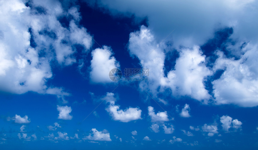 蓝蓝天空阴霾风景积雨环境季节气候蓝色水分阳光天气图片