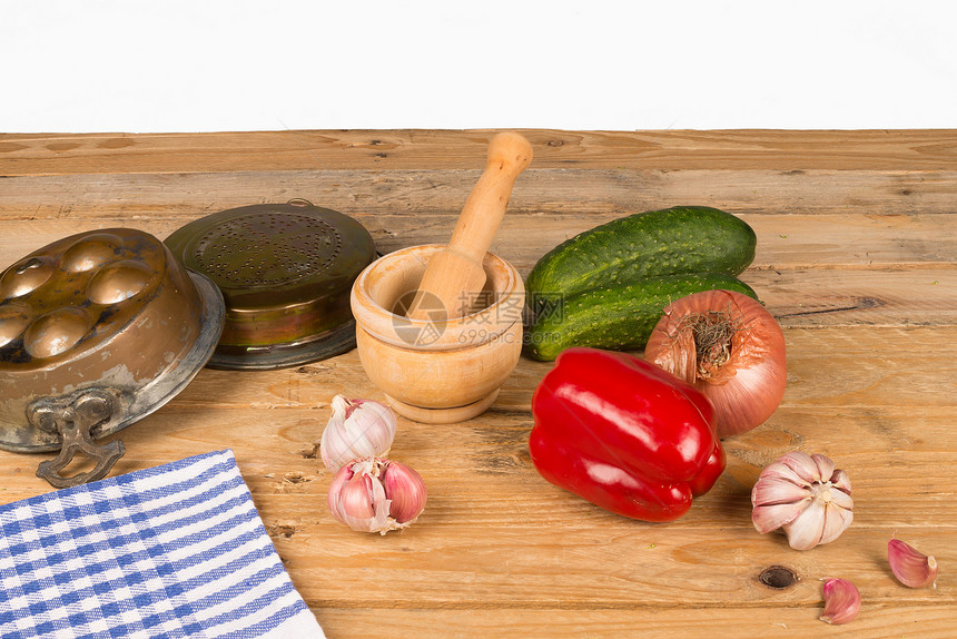 旧式厨房桌水平烹饪蔬菜胡椒餐具排水器黄瓜砂浆桌子洋葱图片