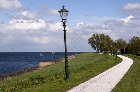 在荷兰Medemblik附近的一艘潜水艇上挂着灯柱高清图片