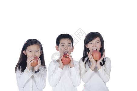 三个可爱的小孩吃苹果控制高清图片素材