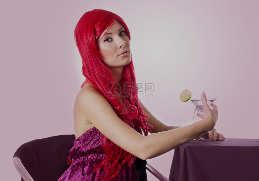 红头发的伤心女人 鸡尾酒坐着图片