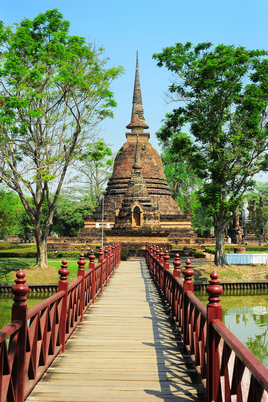 Sukhothai历史公园池塘建筑旅行建筑学文化地标旅游天空历史性宝塔图片