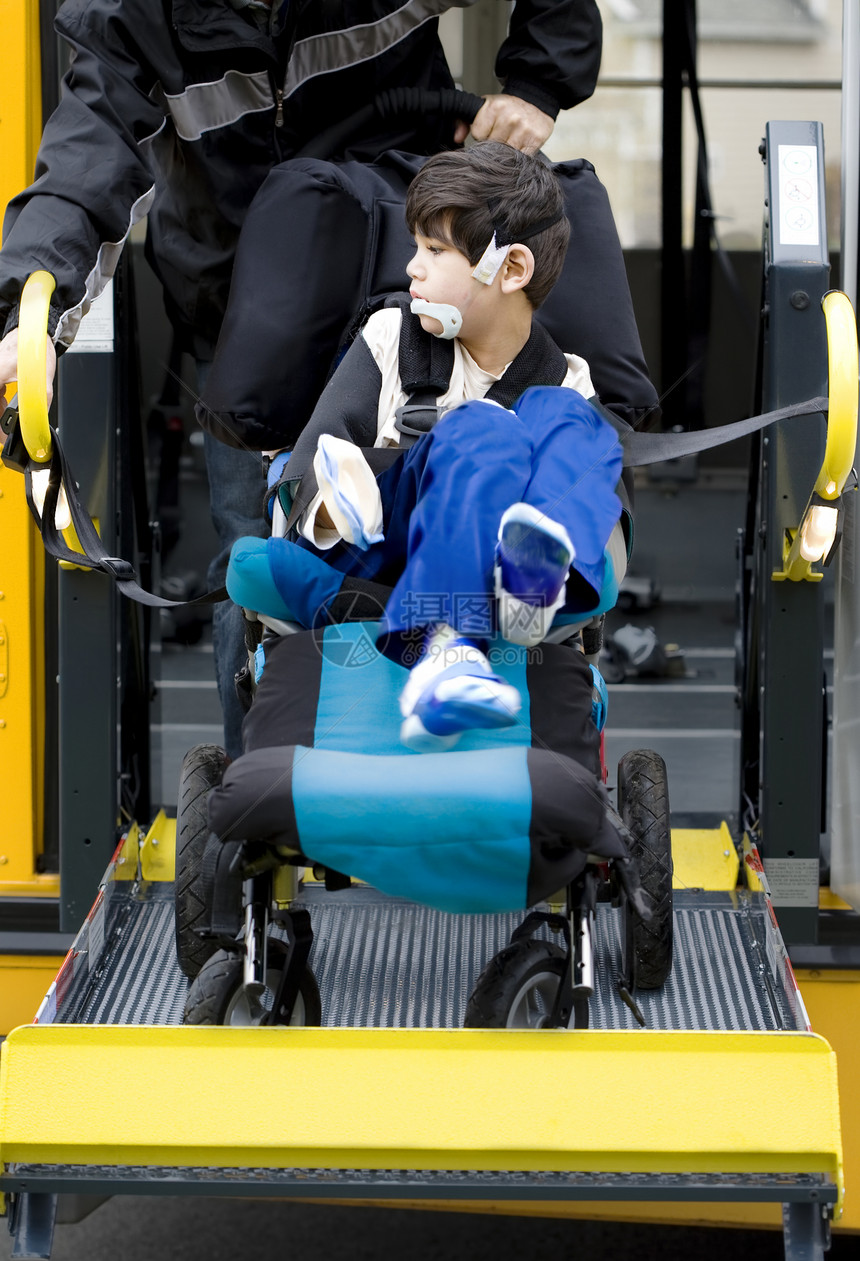 乘坐校车轮椅电梯的残疾男孩晴天机动性混血混血儿男生运输脑瘫幼儿园医疗小朋友图片