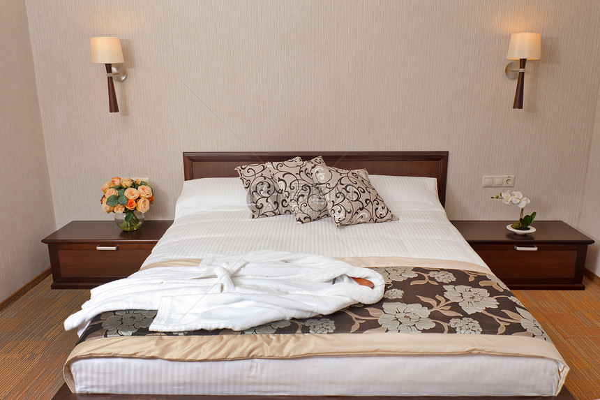 现代舒适酒店房间的内地地毯卧室奢华椅子旅馆桌子睡眠汽车家具枕头图片