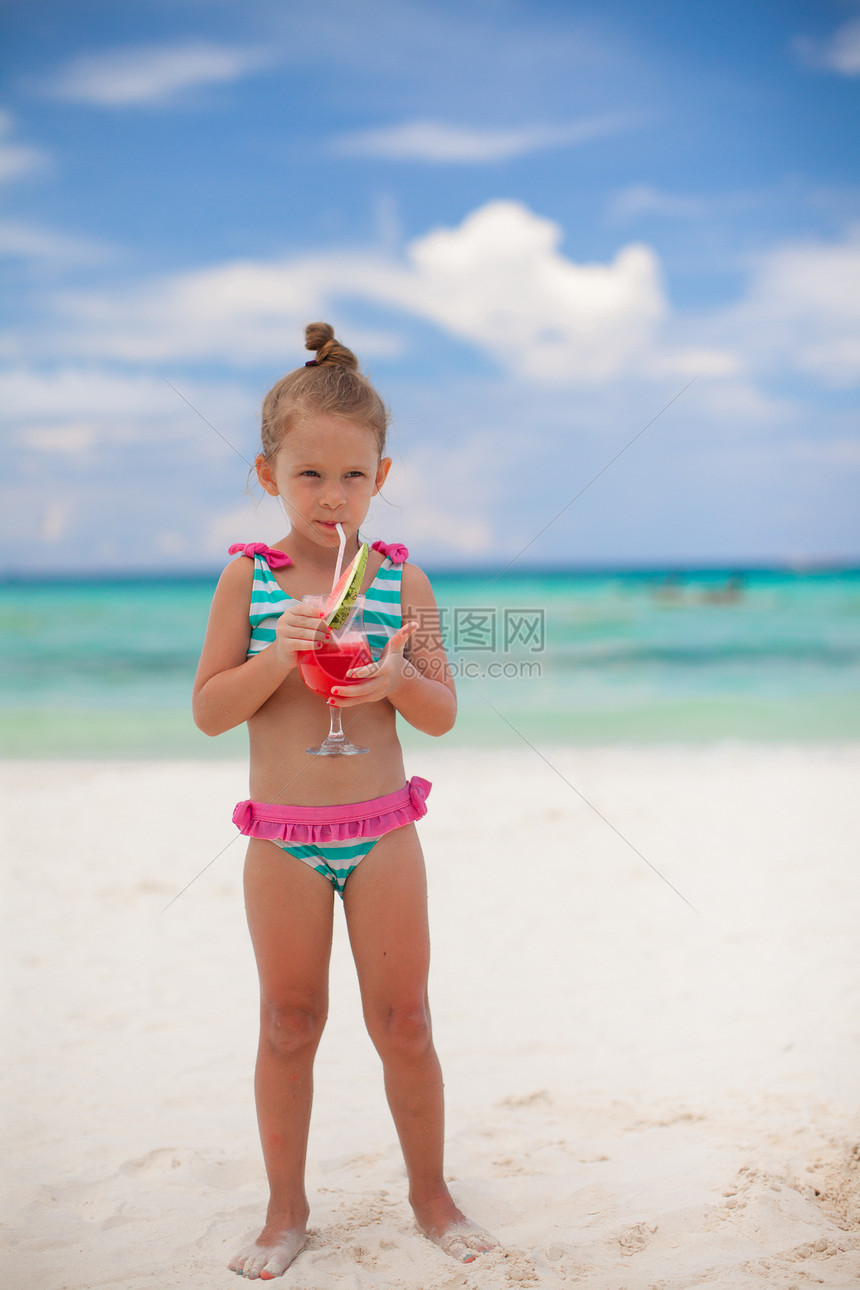 小女孩在异国海滩喝西瓜的果汁泳装假期水果女孩微笑眼镜孩子叶子食物喜悦图片