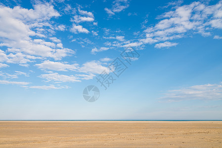 蓝天金沙水平沙漠海滩阳光背景蓝色晴天背景图片