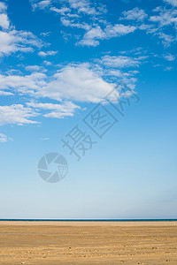 蓝天金沙海滩水平晴天阳光沙漠背景蓝色背景图片