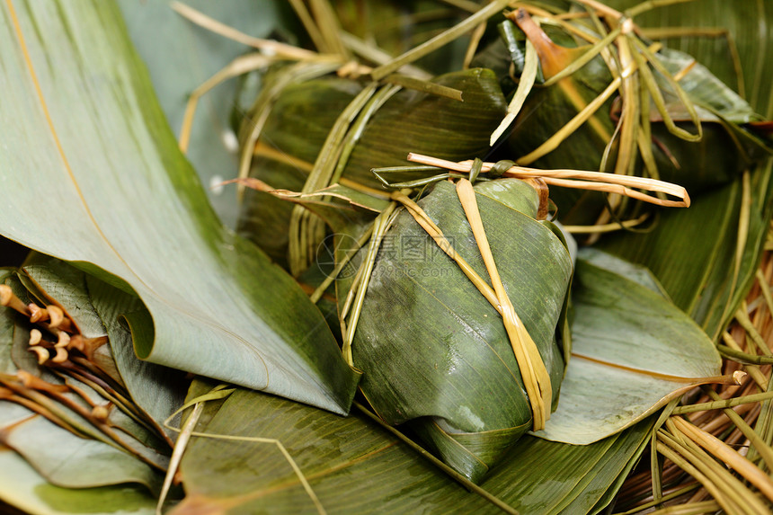 竹叶上洒大米勺子糯米饭叶子食物美食水草节日饺子竹子文化图片