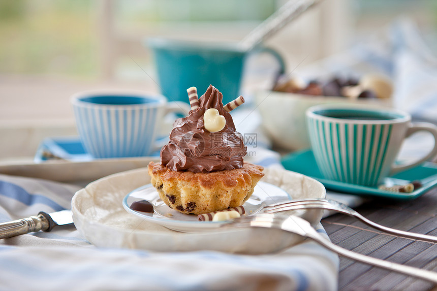 小蛋糕加巧克力霜冻的巧克力咖啡杯叉子装饰蓝色奶油照片奶油状时间杯子条纹图片