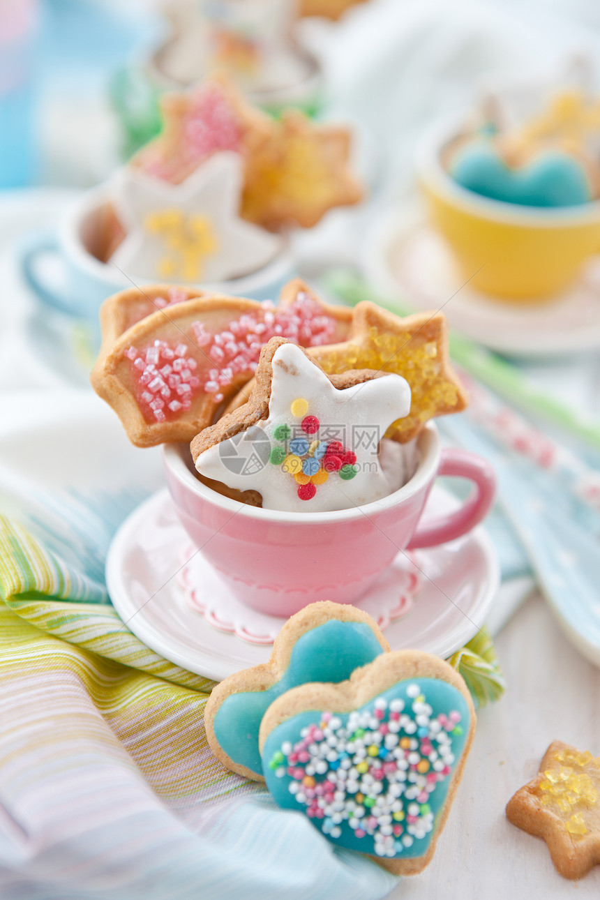 色彩多彩的曲奇饼干照片杯子糖霜糖果星形心形小雨蛋糕图片