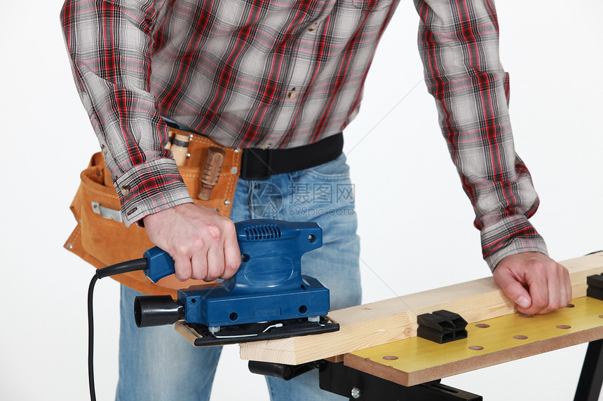 男人用拼锯工艺修理房子工作服木工木头承包商工匠工具工人图片