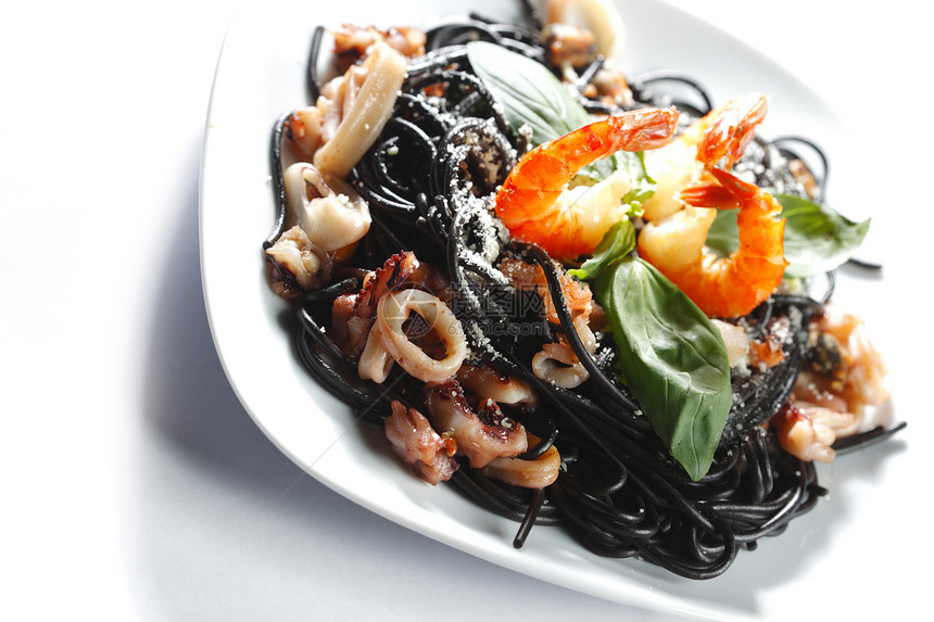 黑意面加海鲜沙拉墨水香料美食面条餐厅香菜宏观贝类食物图片