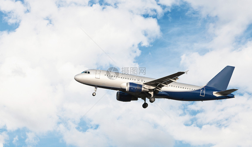 空中飞机在阴云的天空中飞行飞机蓝色飞行员气候天气自由航班射线旅游预报图片