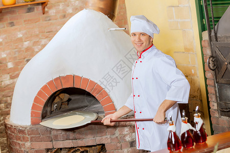 年轻男厨师餐饮用具男人烤箱糕点男性餐厅烹饪火炉厨房比萨高清图片素材