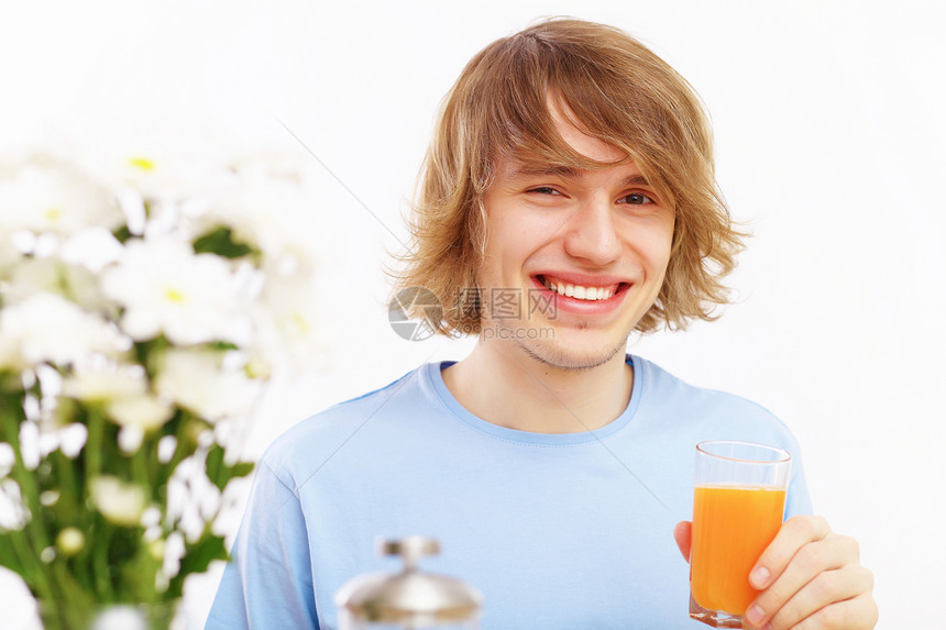年轻人喝果汁男性玻璃快乐房间营养早餐饮食蓝色水果乐趣图片