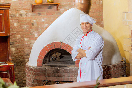 年轻男厨师烹饪面包师火炉用具面包食物男性男人食谱烤箱手高清图片素材