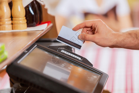 收银手的特写命令咖啡店服务员消费者卡片收据机器购物咖啡信用背景图片